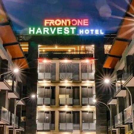 Front One Harvest Hotel Wonosobo Extérieur photo